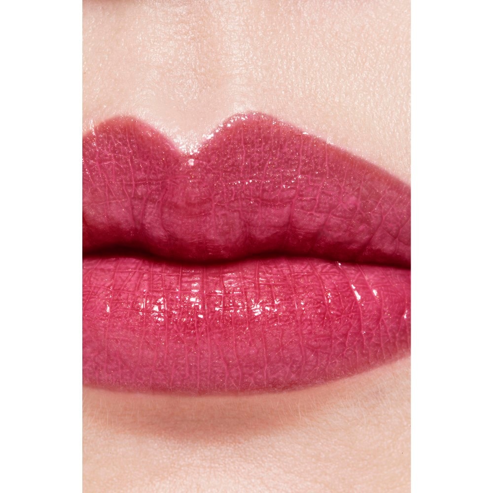 LA BARRA DE LABIOS SATINADA DE LARGA DURACI&Oacute;N, TRATAMIENTO HIDRATANTE Y ALISANTE